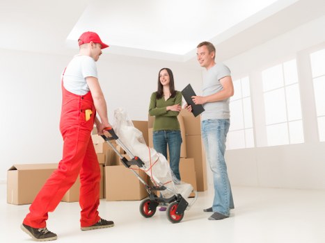 Local packing service in Stroudgreen arranging secure boxes for transport